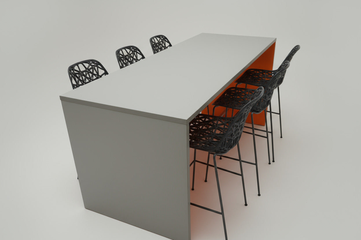 Fumac højbord i lysegrå linoleum set fra skrå vinkel – moderne design til kontor og skole.